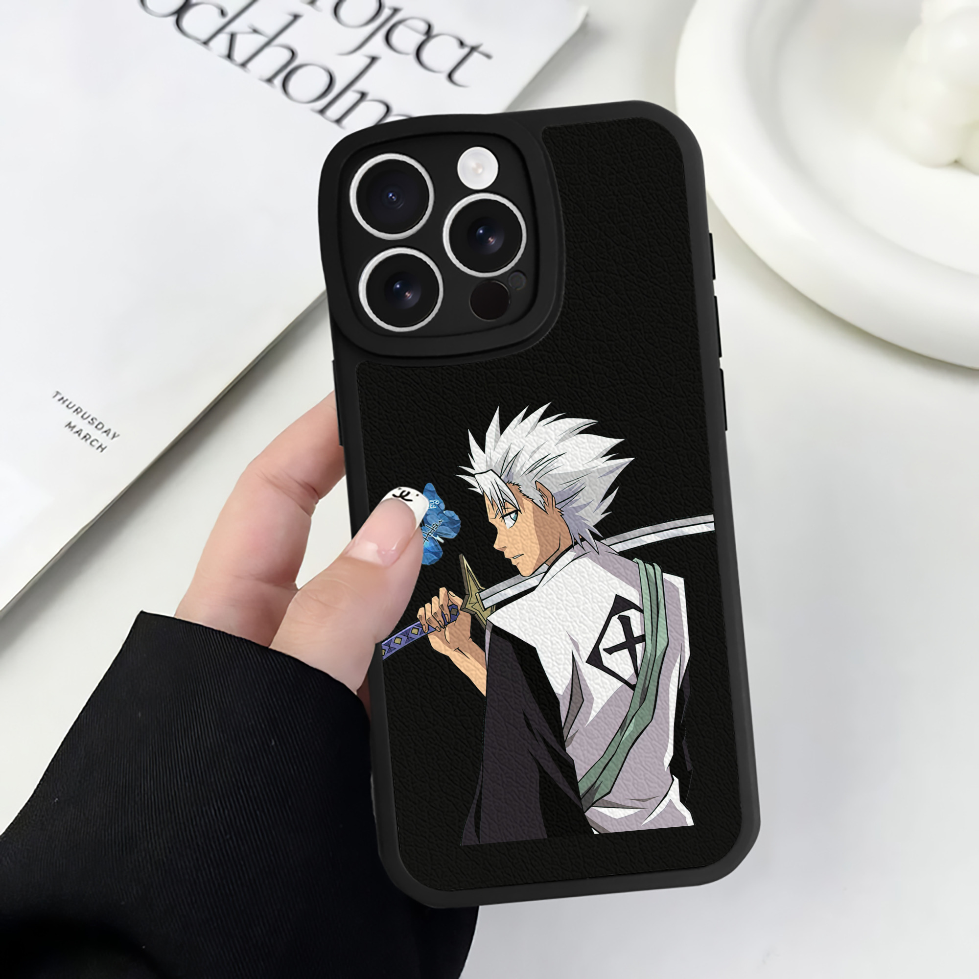 （画像用） ブリーチ 日番谷冬獅郎（ひつがや とうしろう） BLEACH Hitsugaya Toushirou 【iPhone 16シリーズ対応】シリコンスマホケース（レザー調） 材質：シリコン